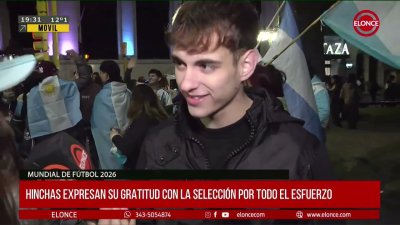 Paran&aacute; festejo en la Plaza Emotivos testimonios de hinchas paranaenses tras el subcampeonato mundial